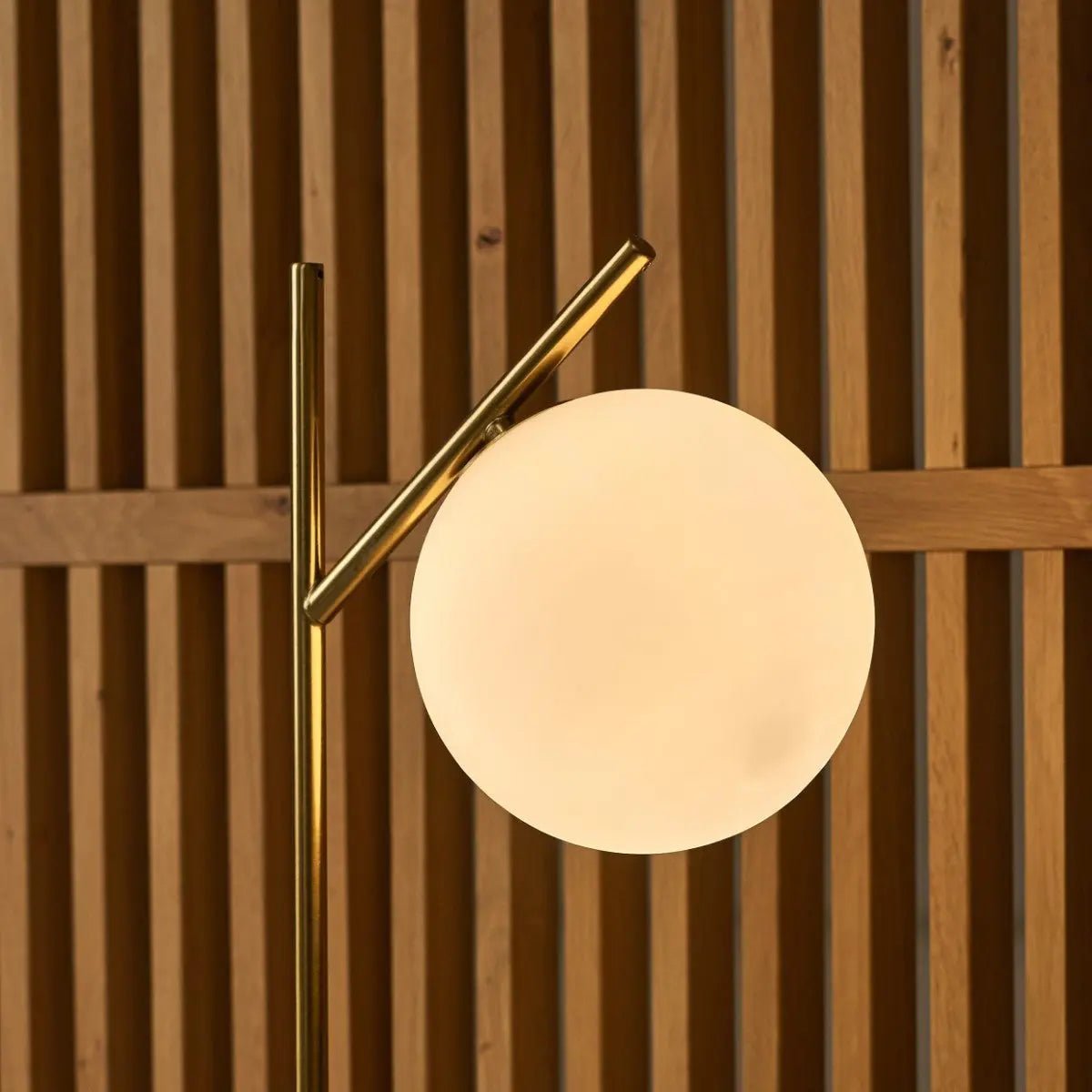 luxe rondvormige lamp geeft licht
