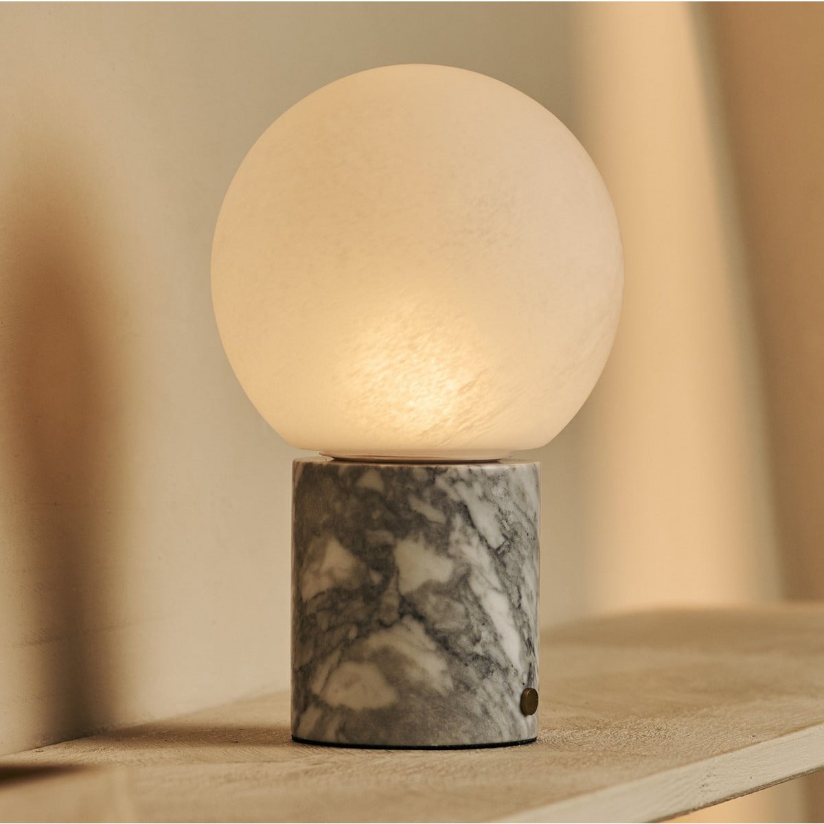 Witte marmeren lamp zijkant