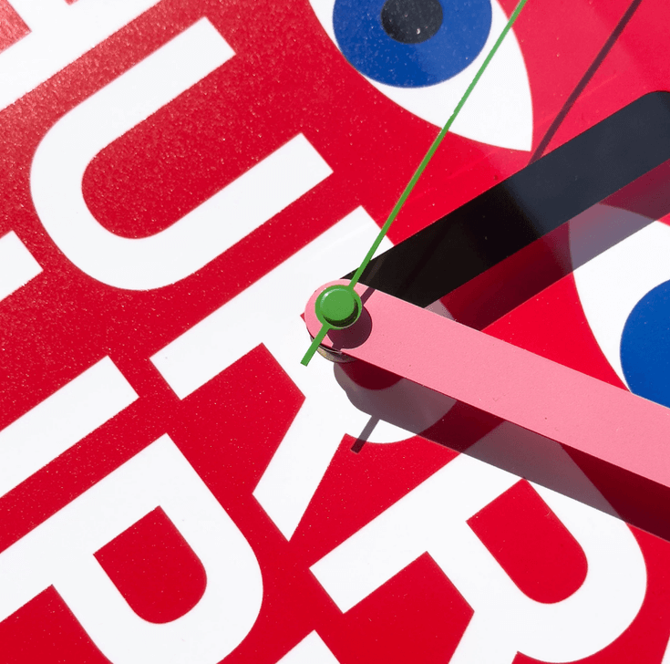 Brutto hurry up design klok rood