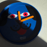 Doggo design klok brutto  aan de muur