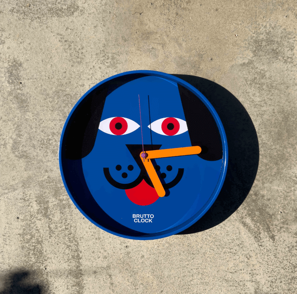 Doggo design klok brutto  op de grond