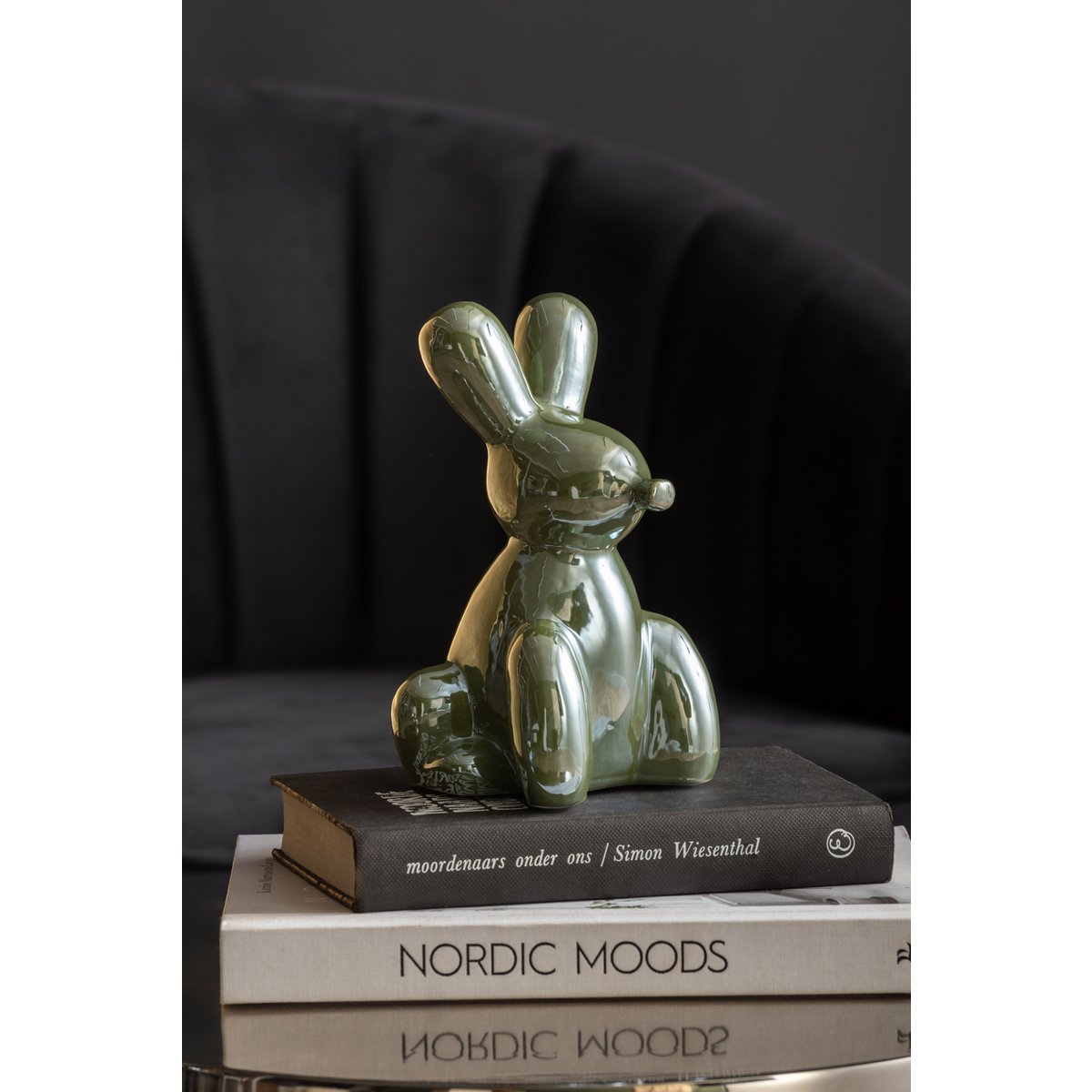 Standbeeld konijn groen op boeken