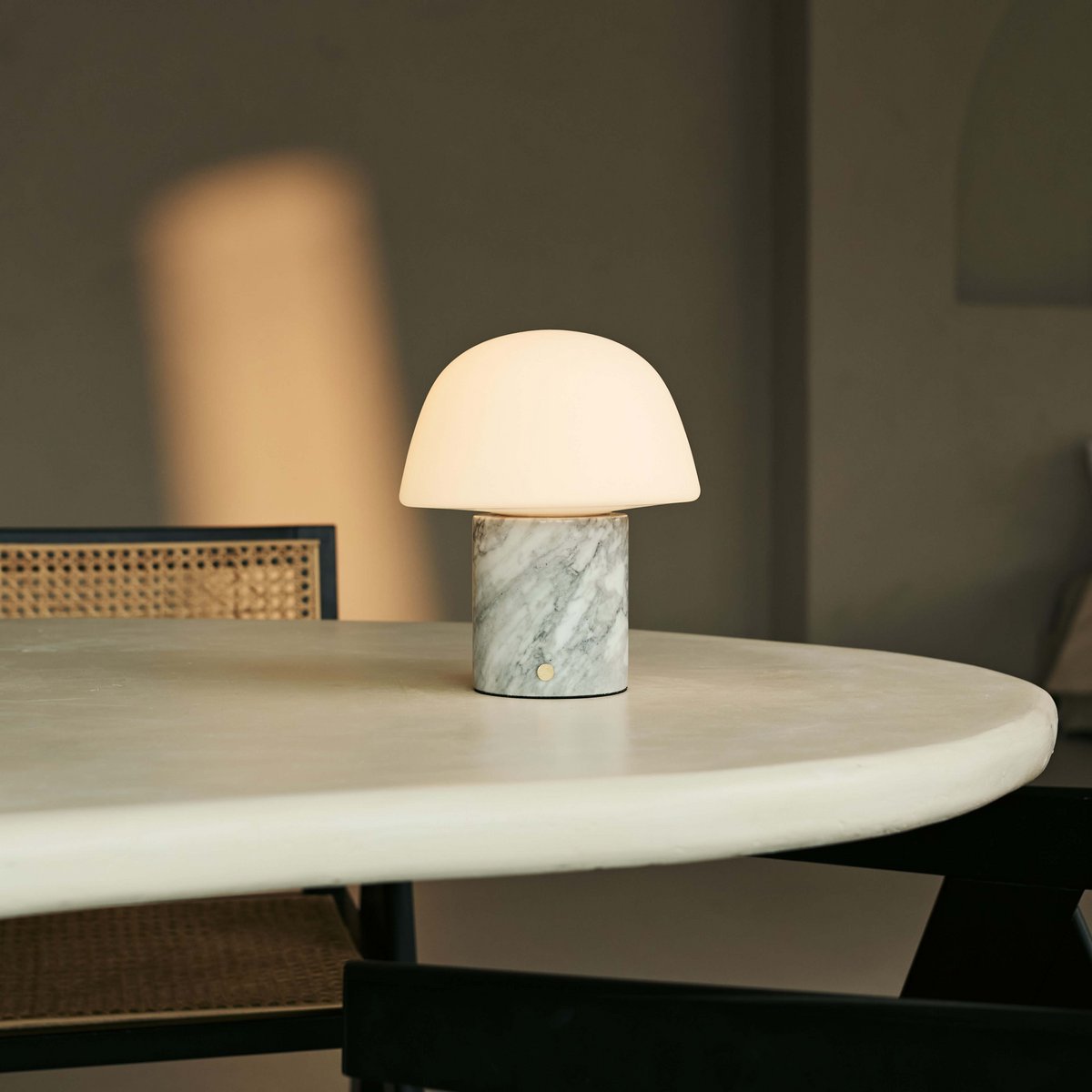 lamp marmer wit op eettafel
