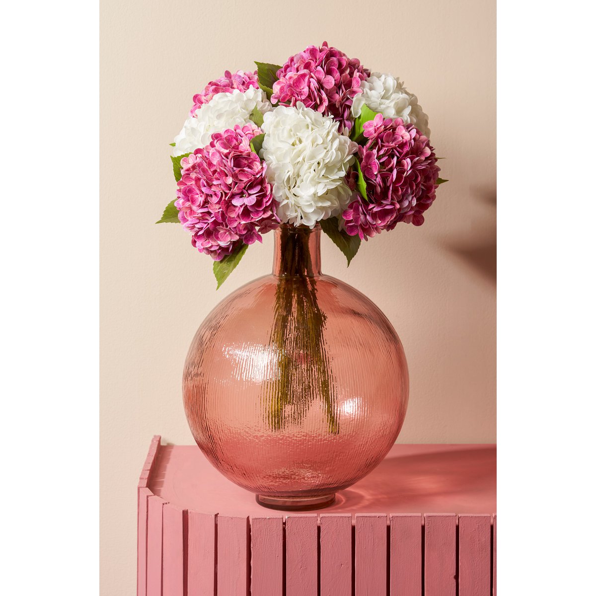 roze bolle vaas met bloemen