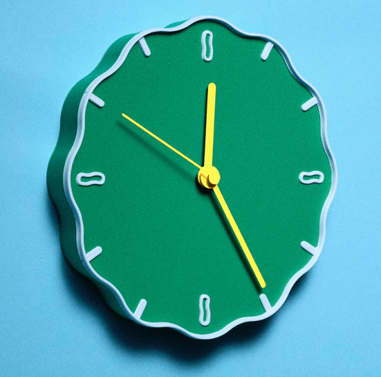 Margherita Wandklok warren & laetitia blauwe achtergrond