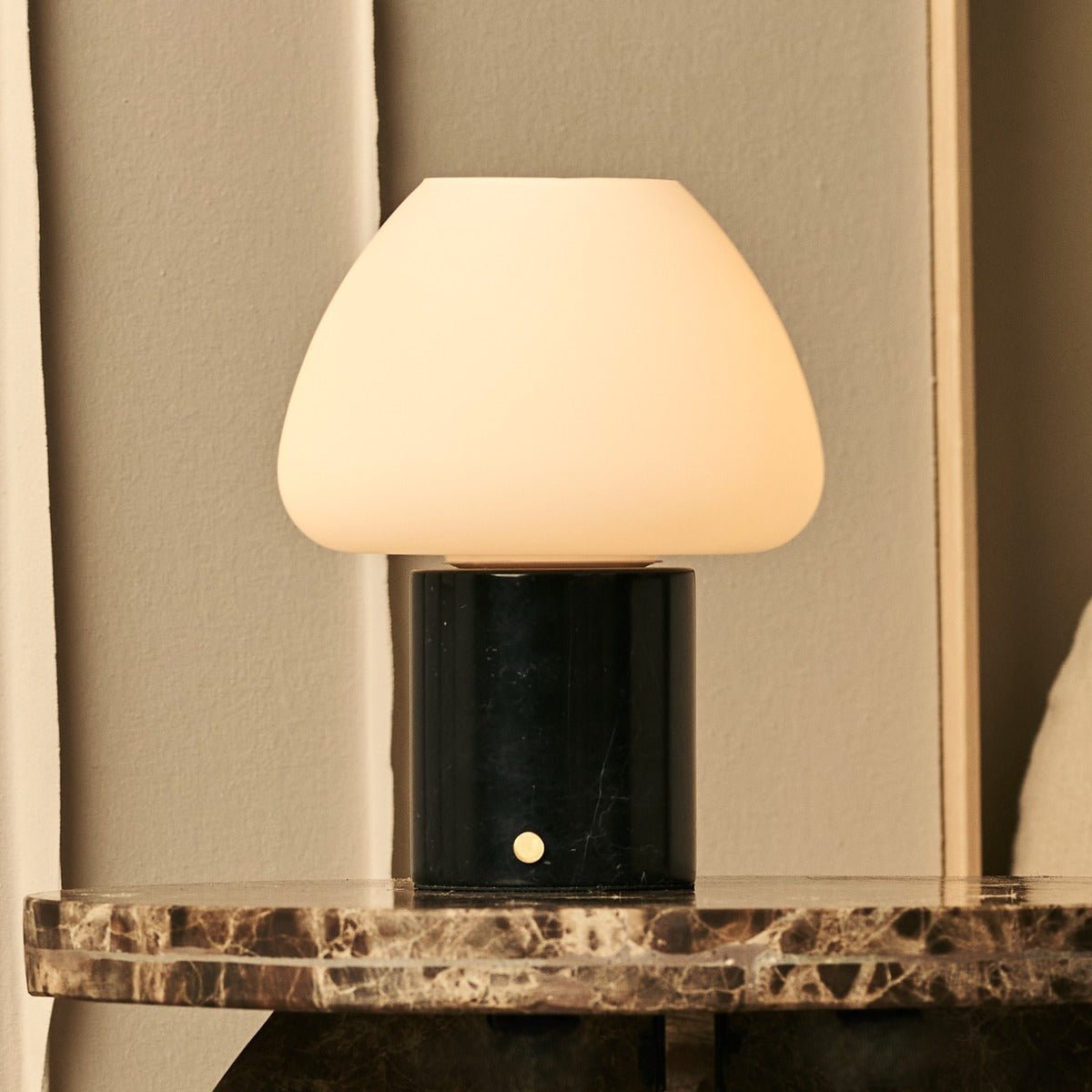 lamp zwart marmer op tafel