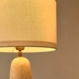 Marmeren lamp met kap geeft licht