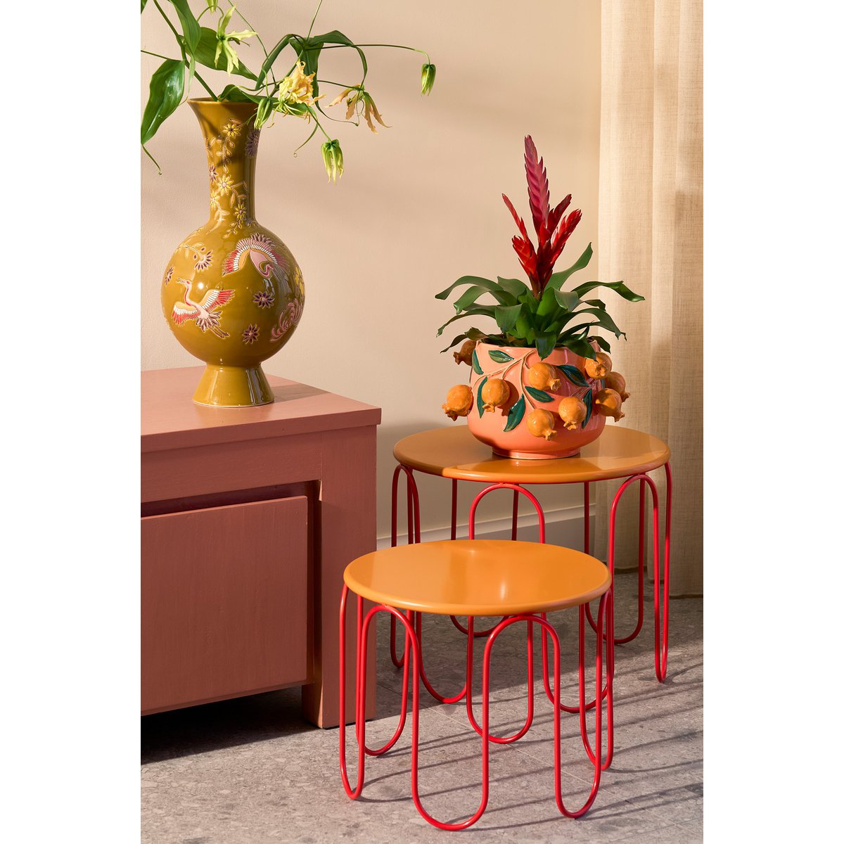 bloempot met granaatappels op tafel