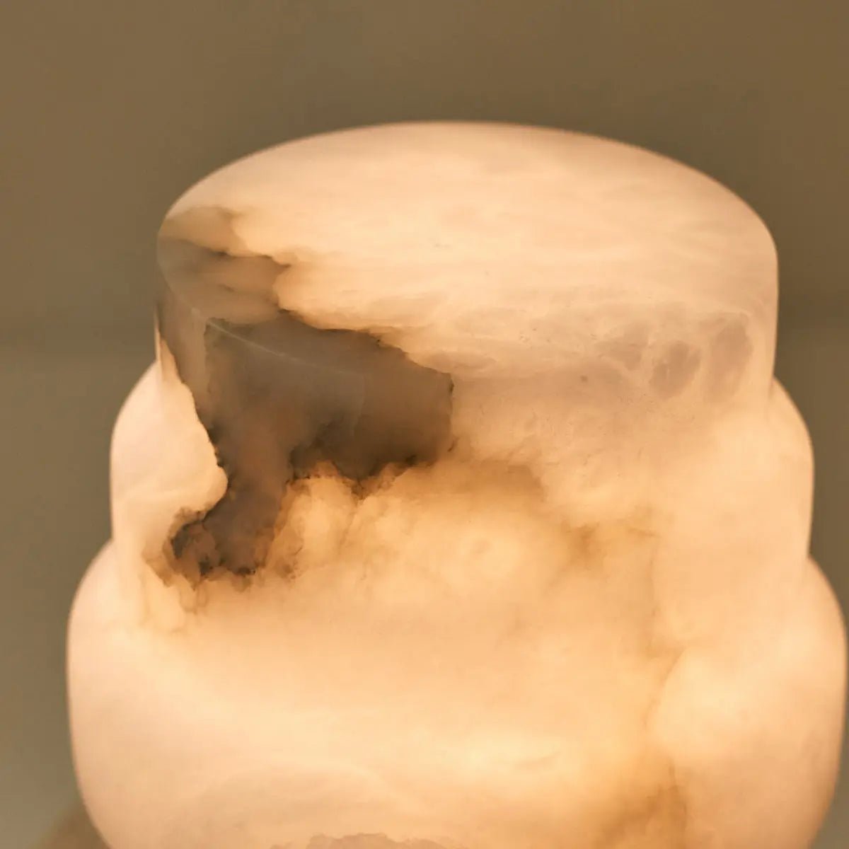 Lamp van albasten in unieke vorm bovenkant