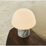 lamp marmer wit  op stoel