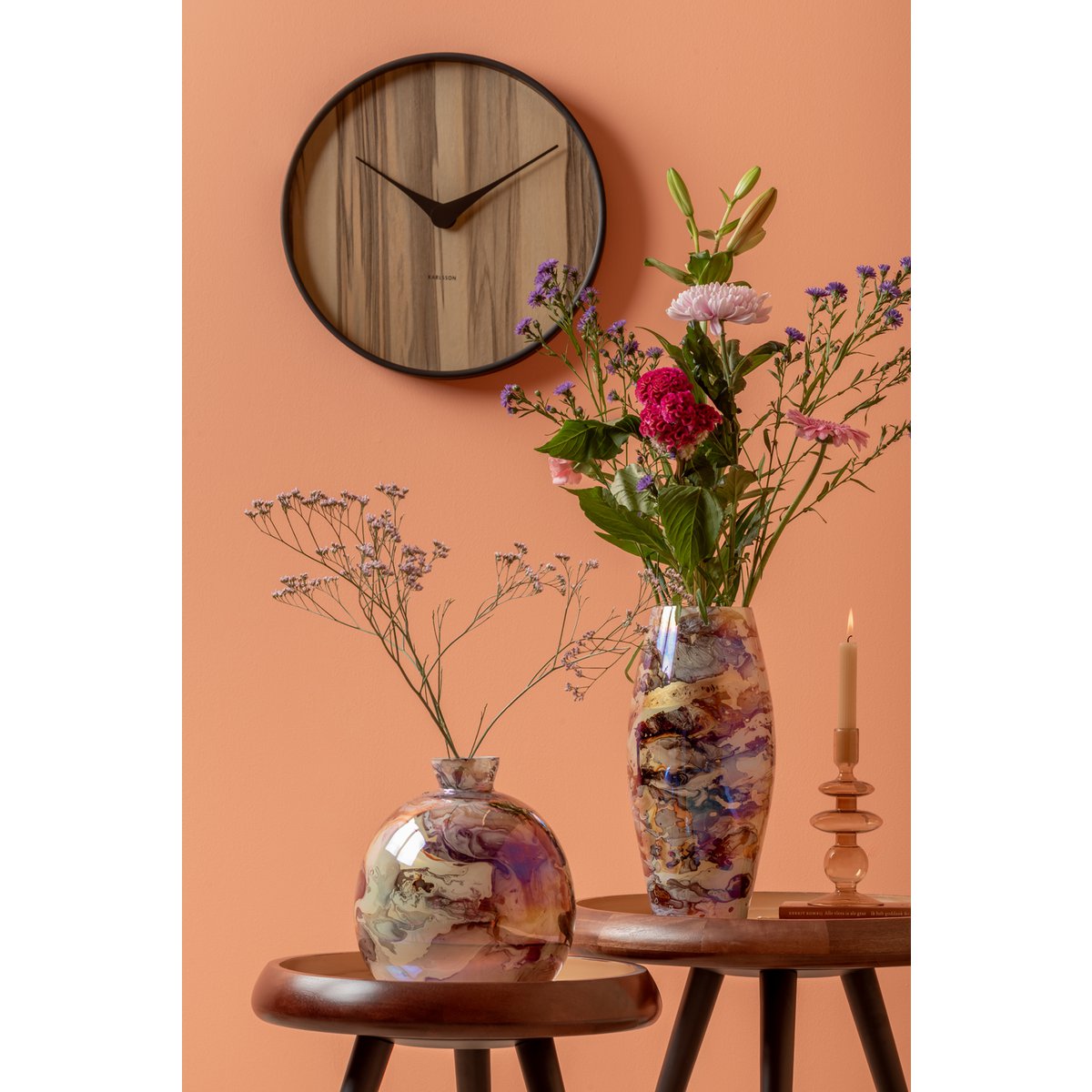 Vaas met verschillende kleuren op tafel