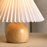 Houten lamp met lampenkap aan knop 