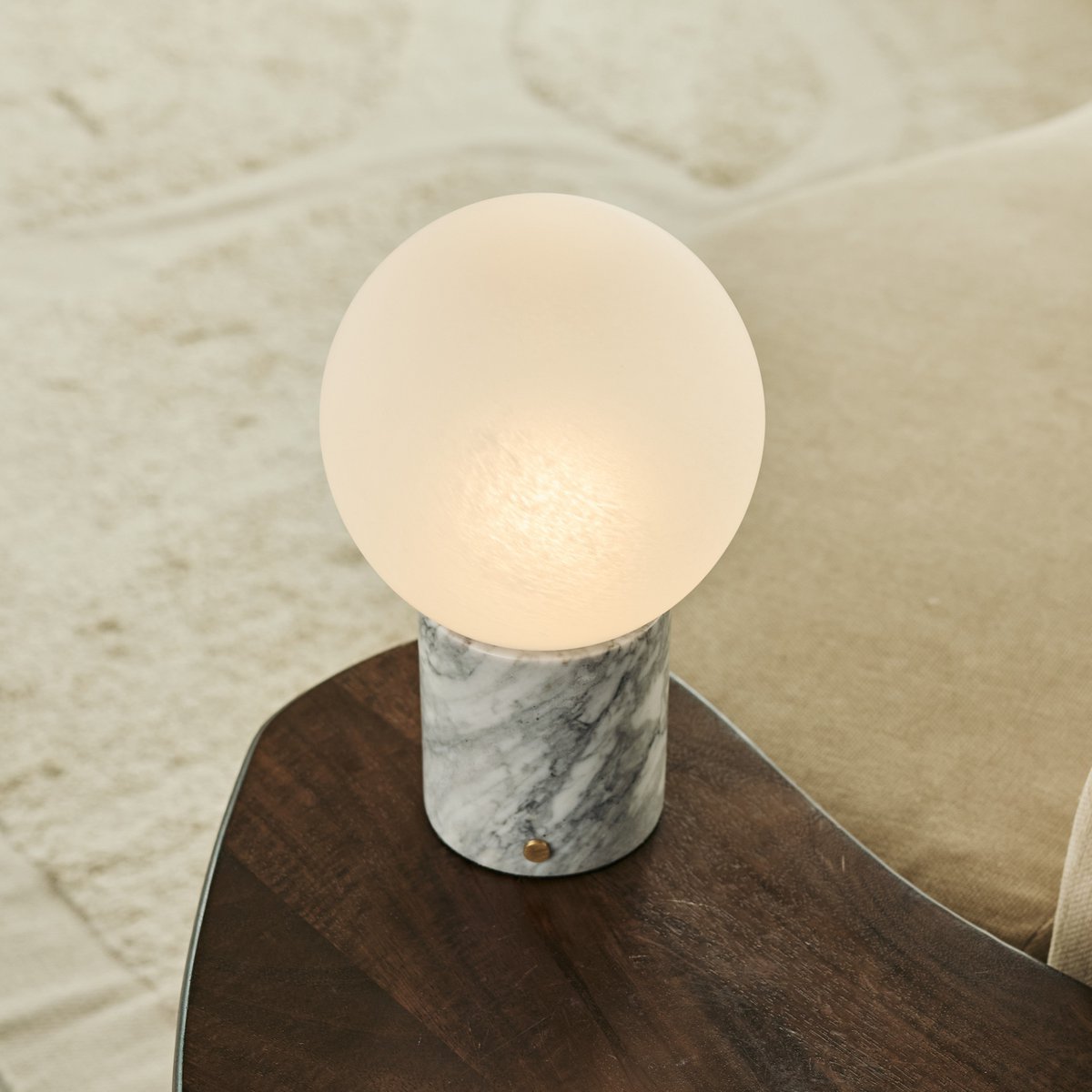 Witte marmeren lamp op stoel