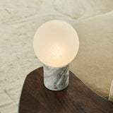 Witte marmeren lamp op stoel