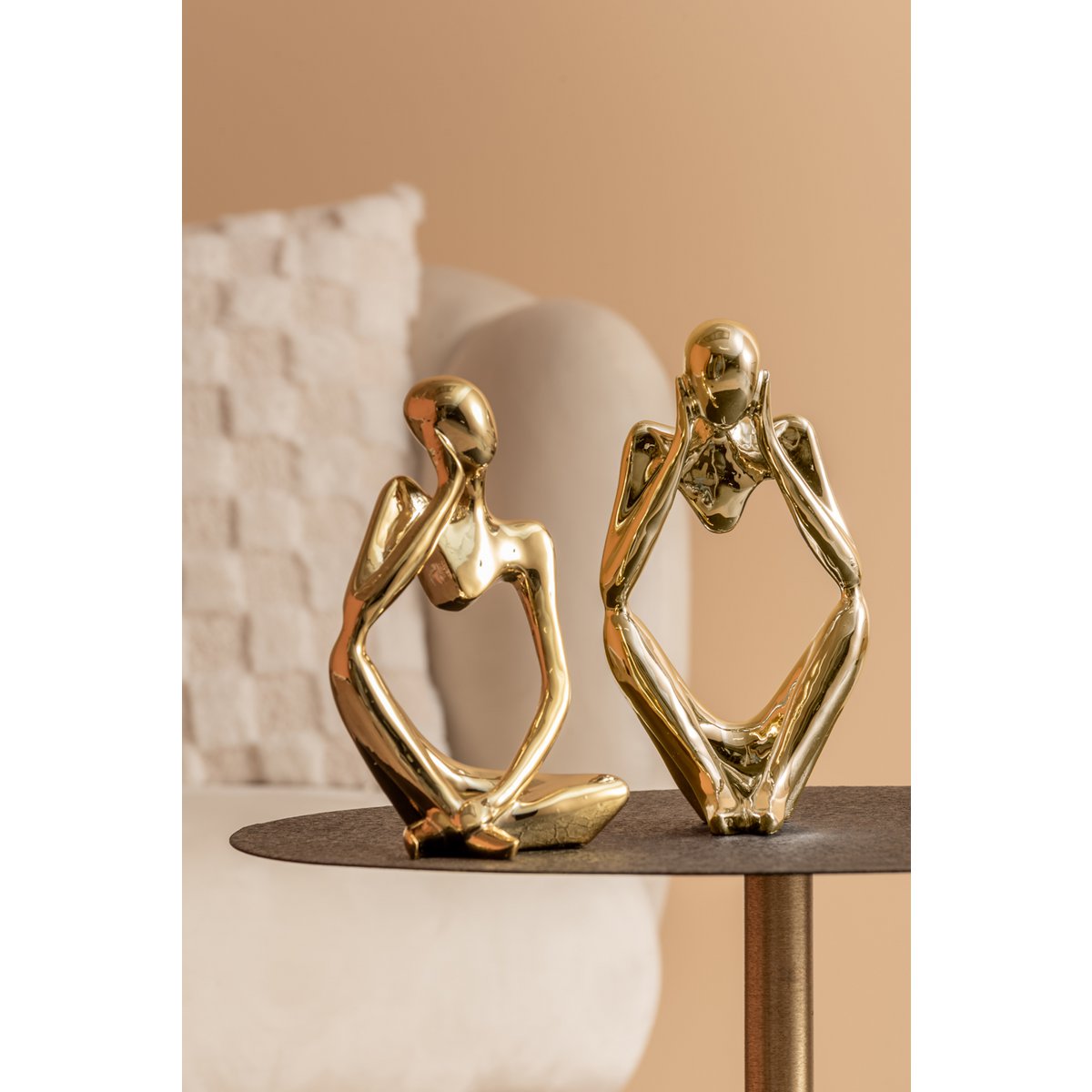 standbeeld mens goud op tafel