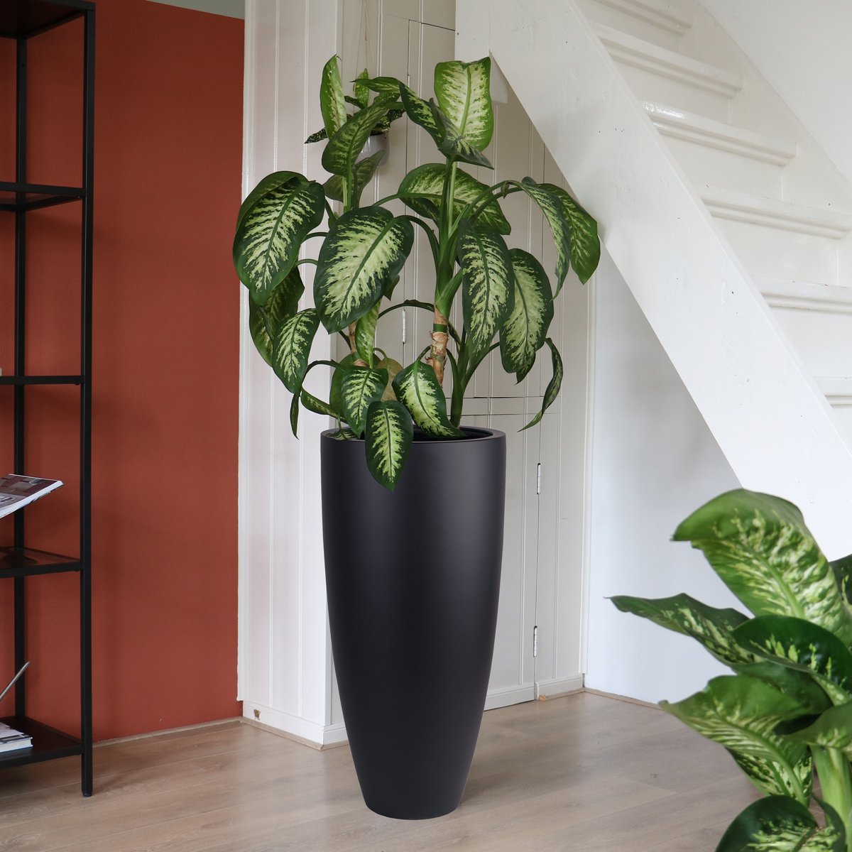 Hoge smalle bloempot in woonkamer