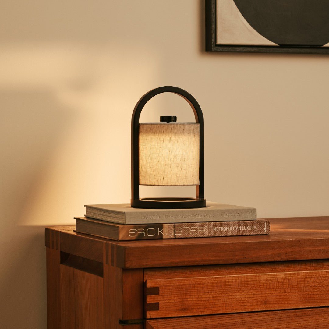 Draagbare lamp op boeken