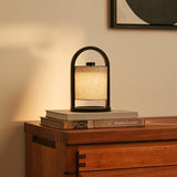 Draagbare lamp op boeken