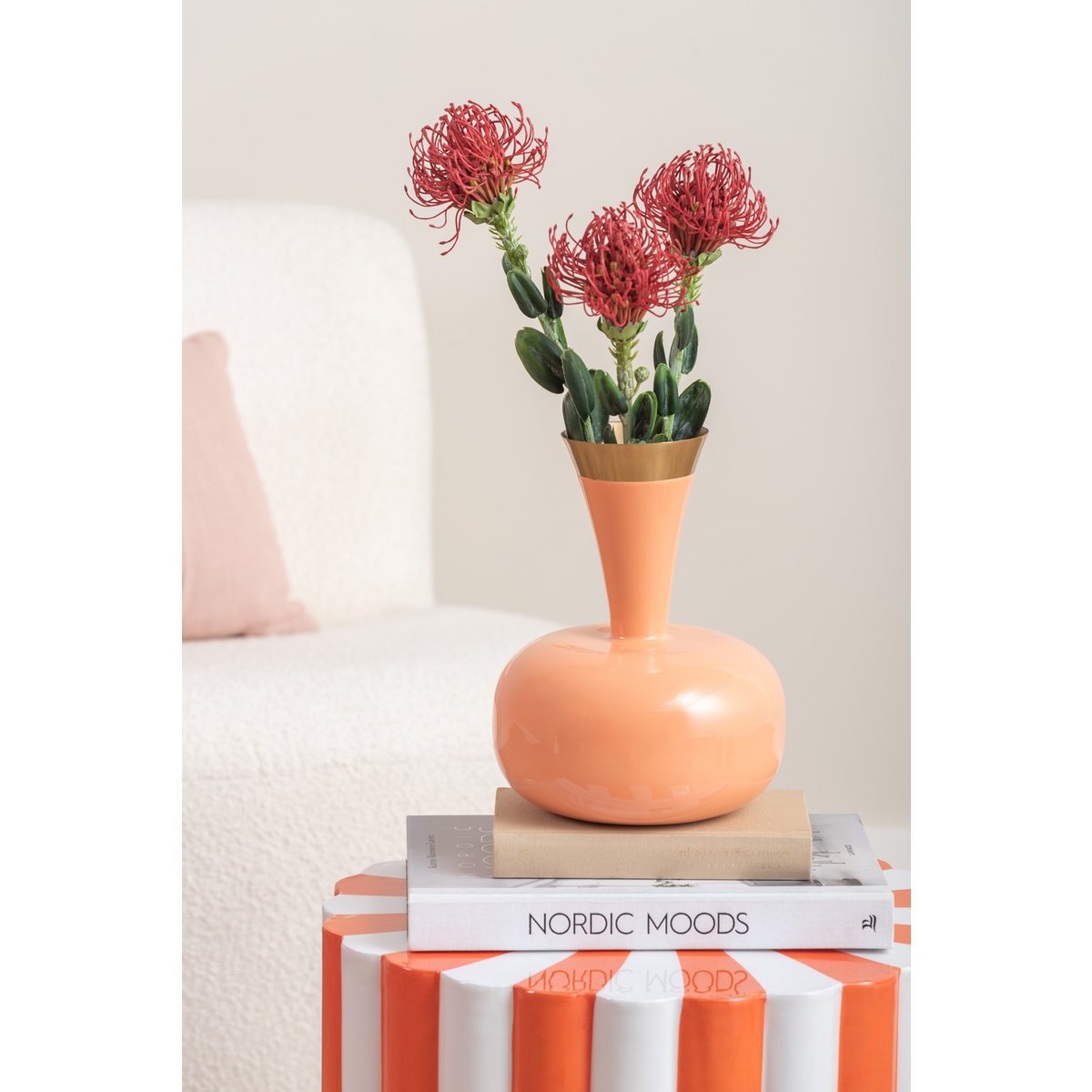 Roze vaas met gouden rand op tafel