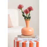 Roze vaas met gouden rand op tafel