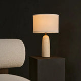 Marmeren lamp met kap in het donker