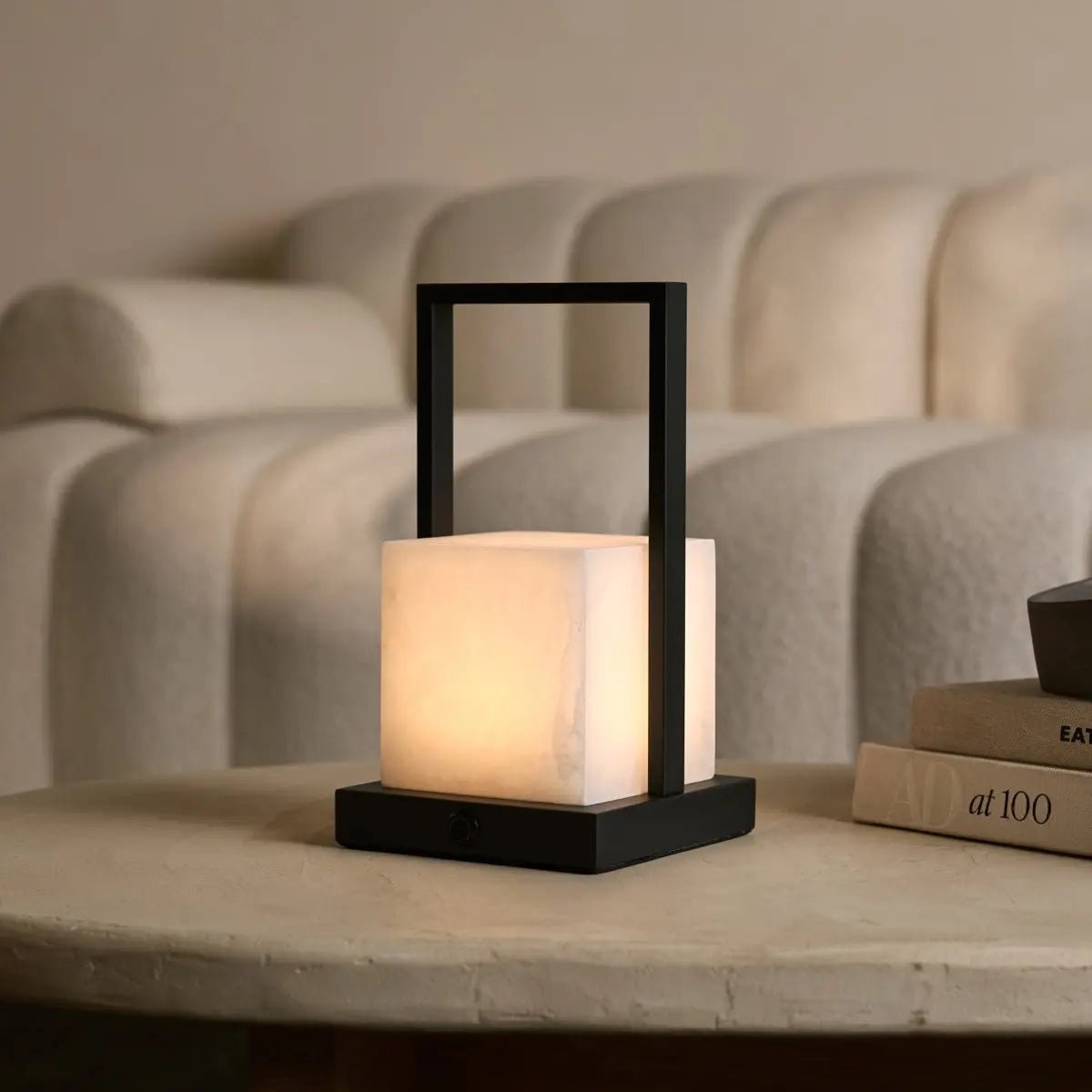 Oplaadbare albasten lamp op tafel