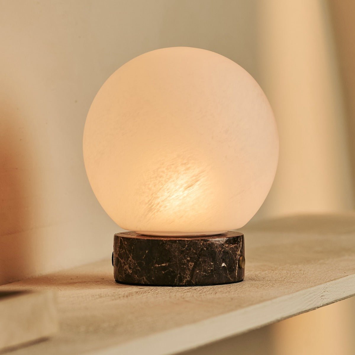 Bolvormige lamp in kast