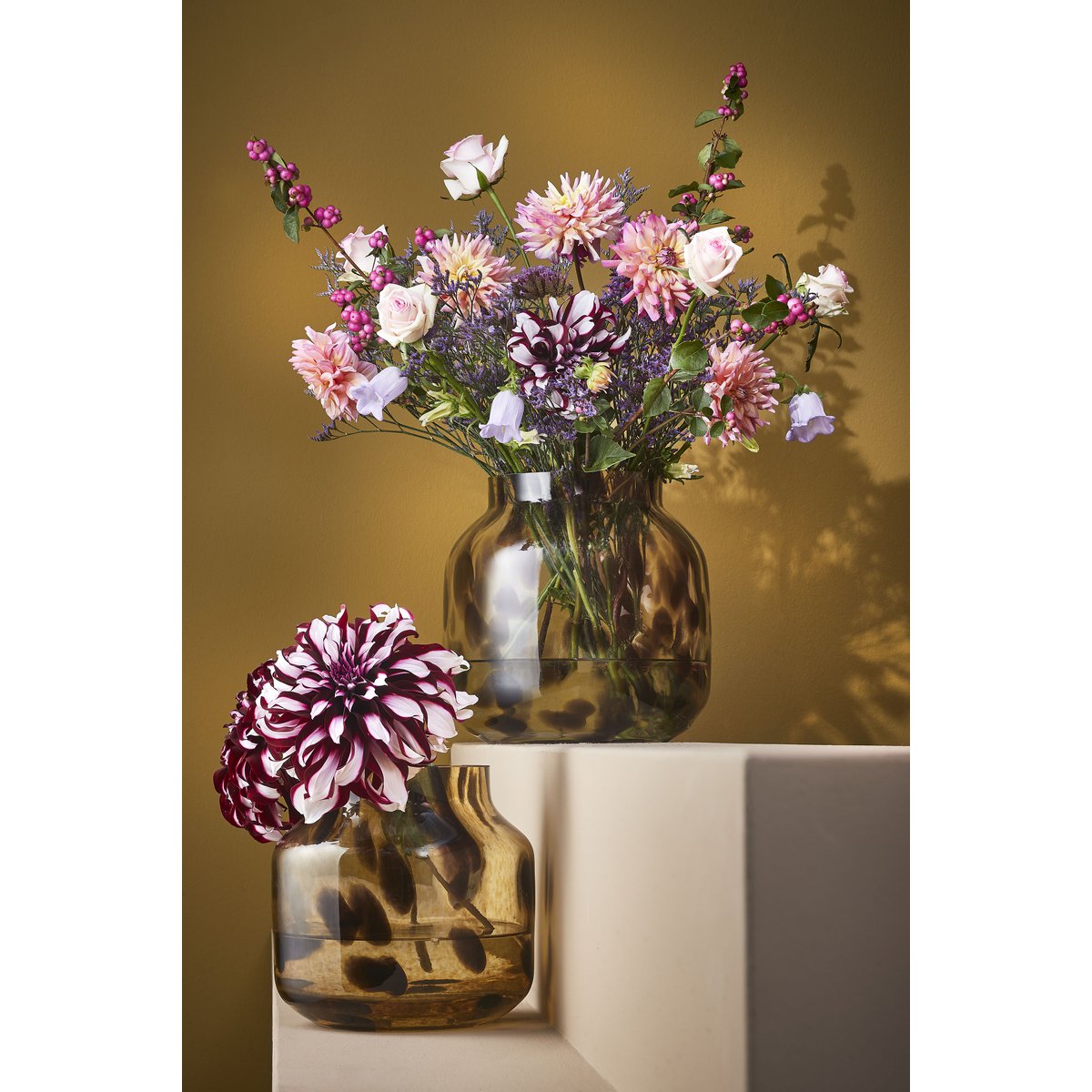 Glazen vaas met stippen met bloemen