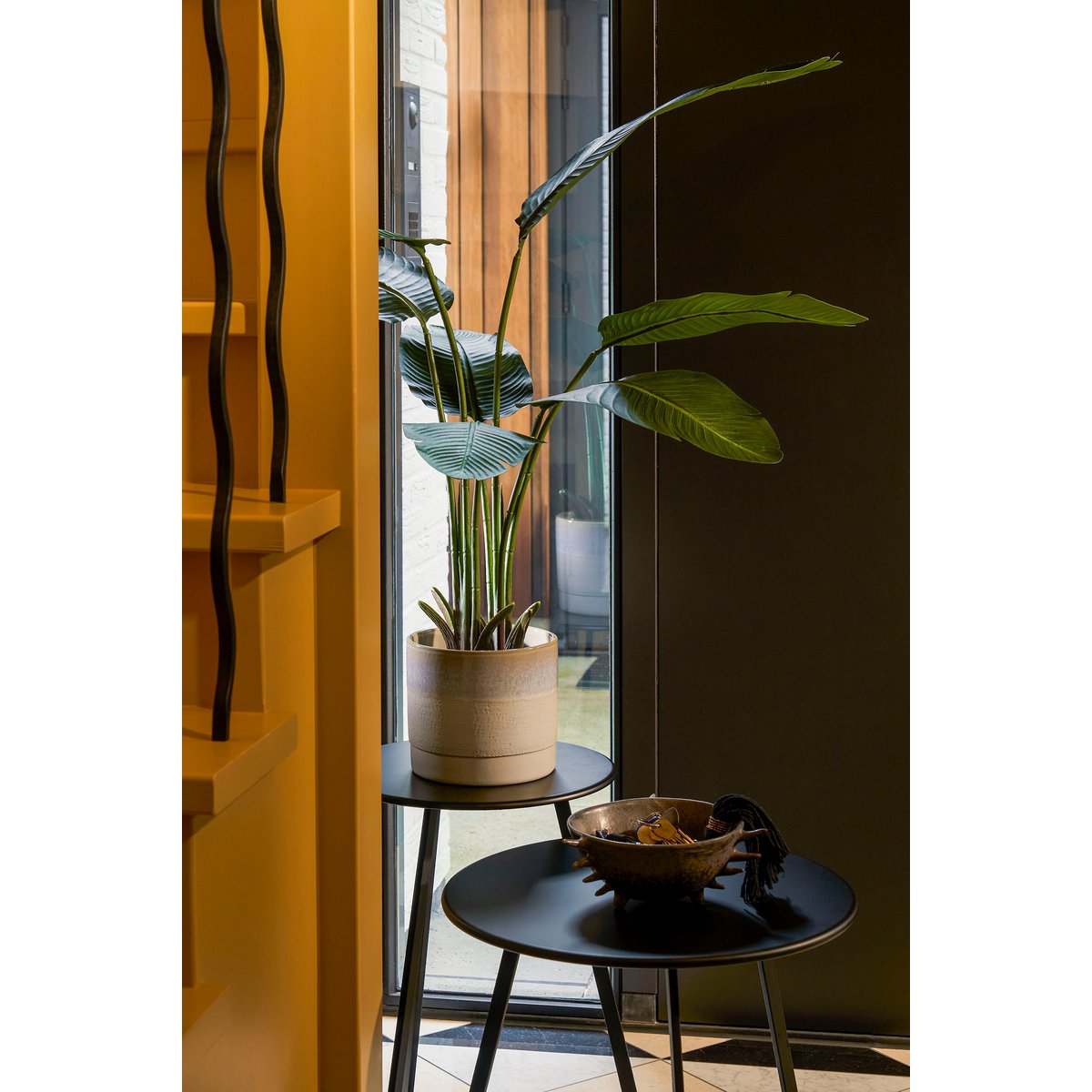 Terracotta bloempot op tafel
