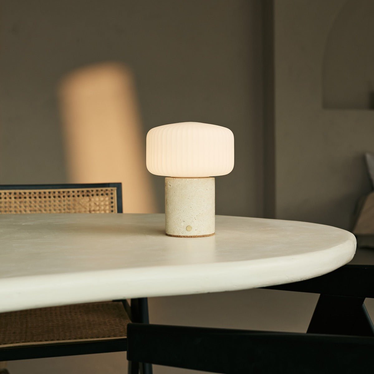 Beige travertijn lamp marmeren tafel