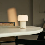 Beige travertijn lamp marmeren tafel
