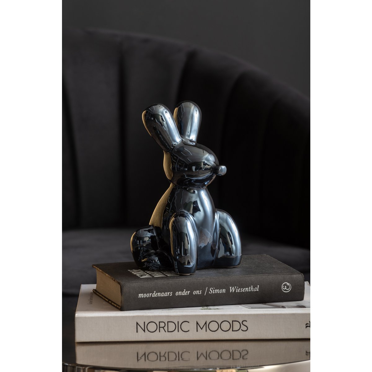 Standbeeld konijn blauw op boeken