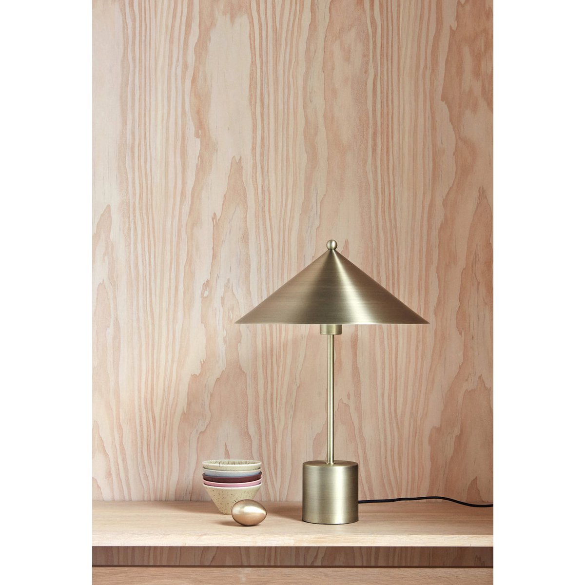 Gouden lamp in japanse stijl in kast met schaaltjes