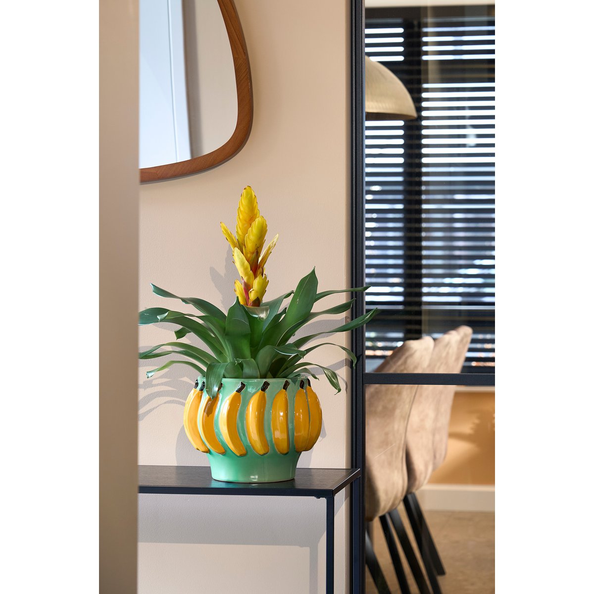 Bloempot met bananen op tafel