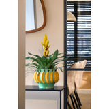 Bloempot met bananen op tafel