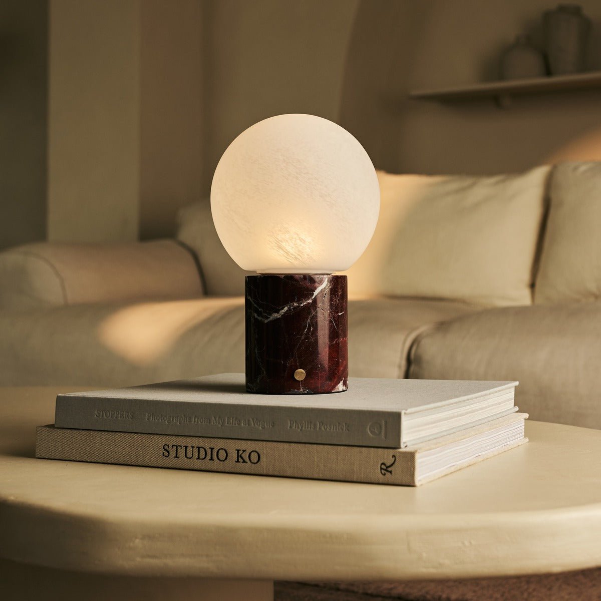 rode marmeren lamp op boeken