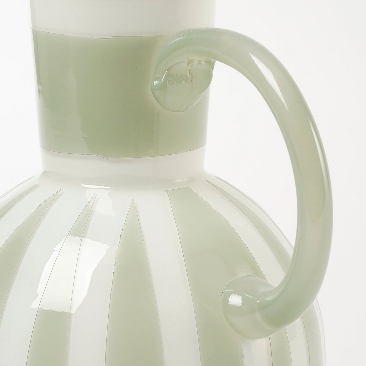 Handvat van Gestreepte waterkan vaas
