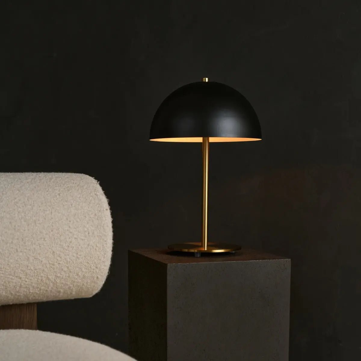 Luxe tafellamp geeft licht