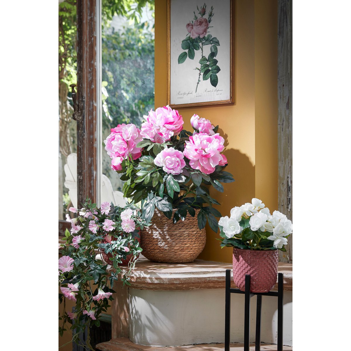 Kleine roze bloempot met bloemen