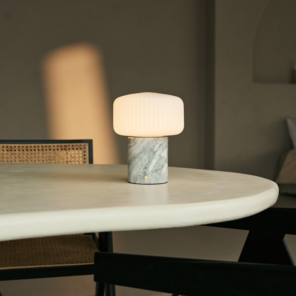 Renior lamp wit marmer op eettafel
