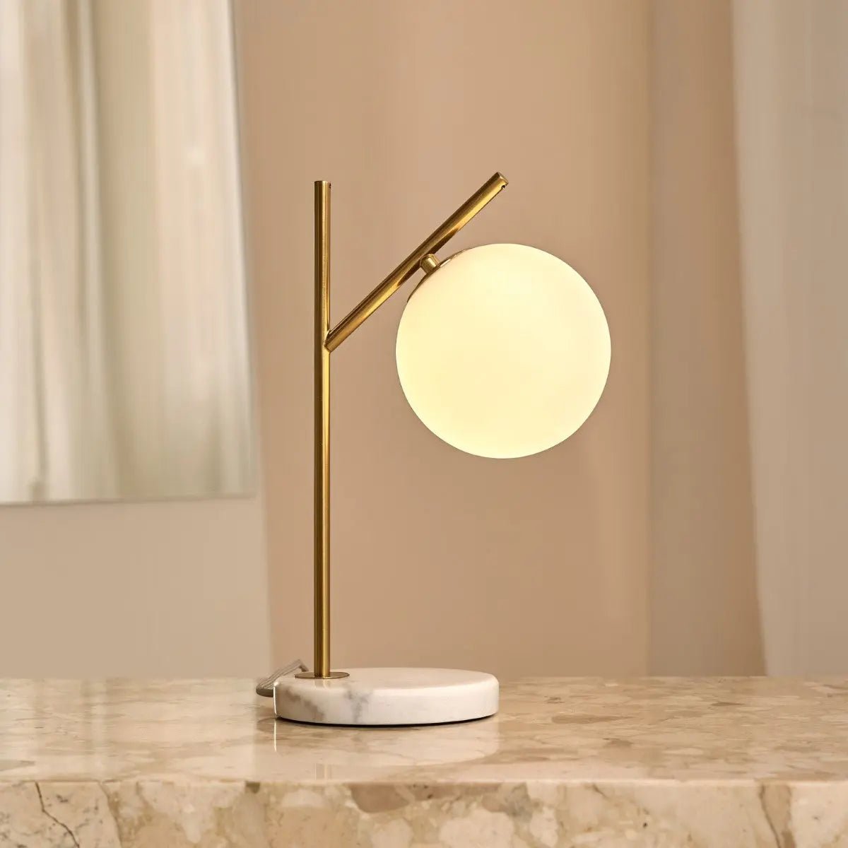 luxe rondvormige lamp op marmer blad
