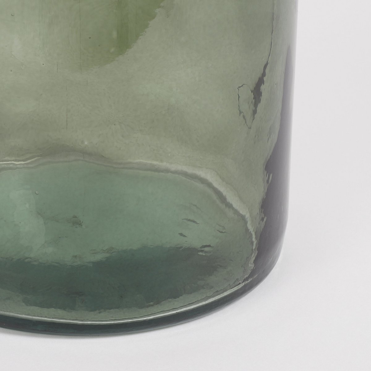 Groene glazen flesvaas onderkant