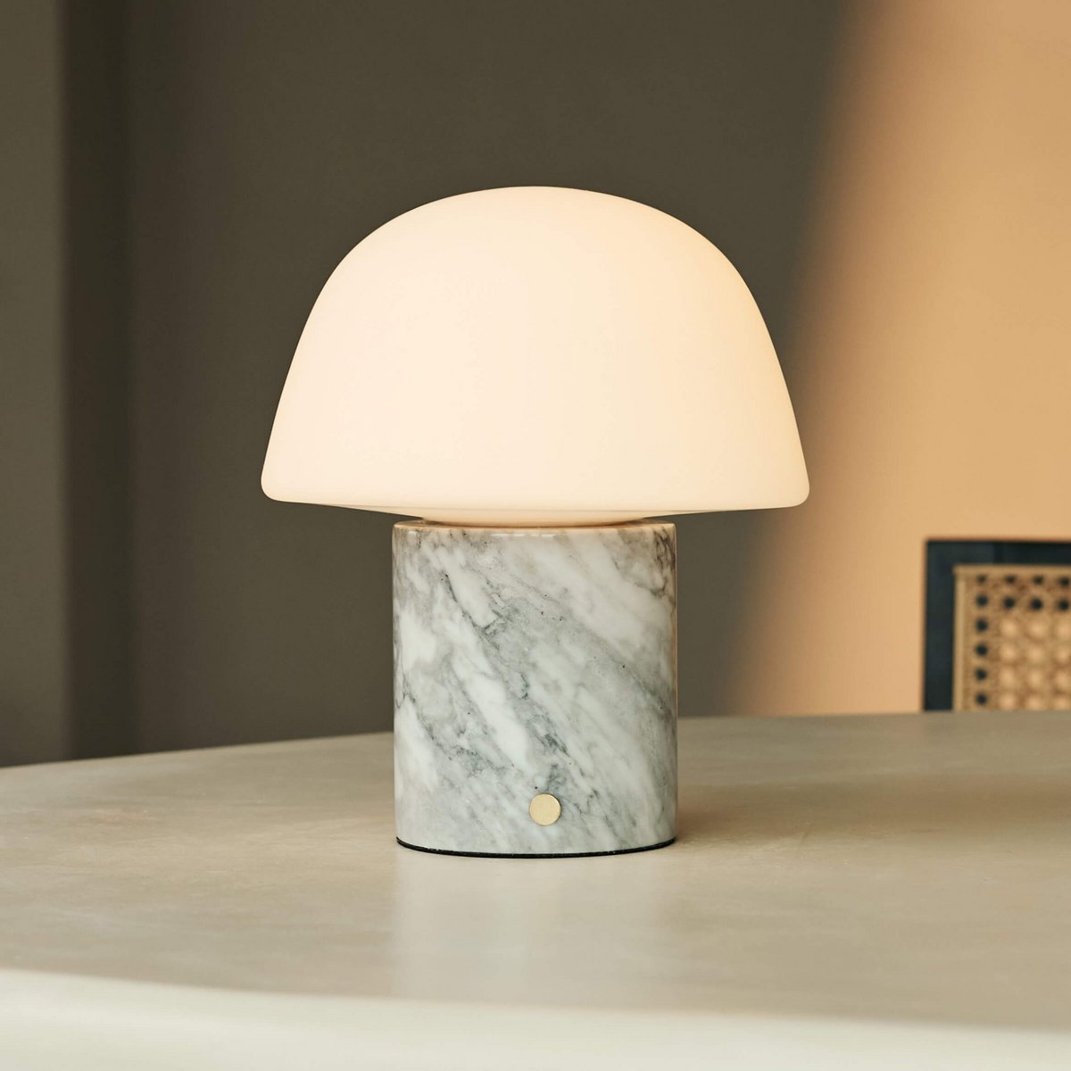 lamp marmer wit op tafel