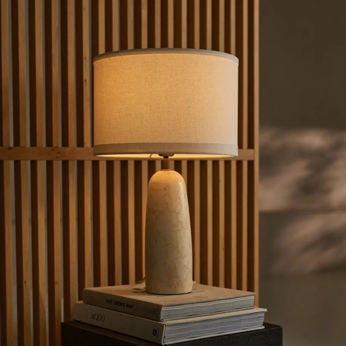 Marmeren lamp met kap op boek