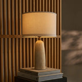 Marmeren lamp met kap op boek