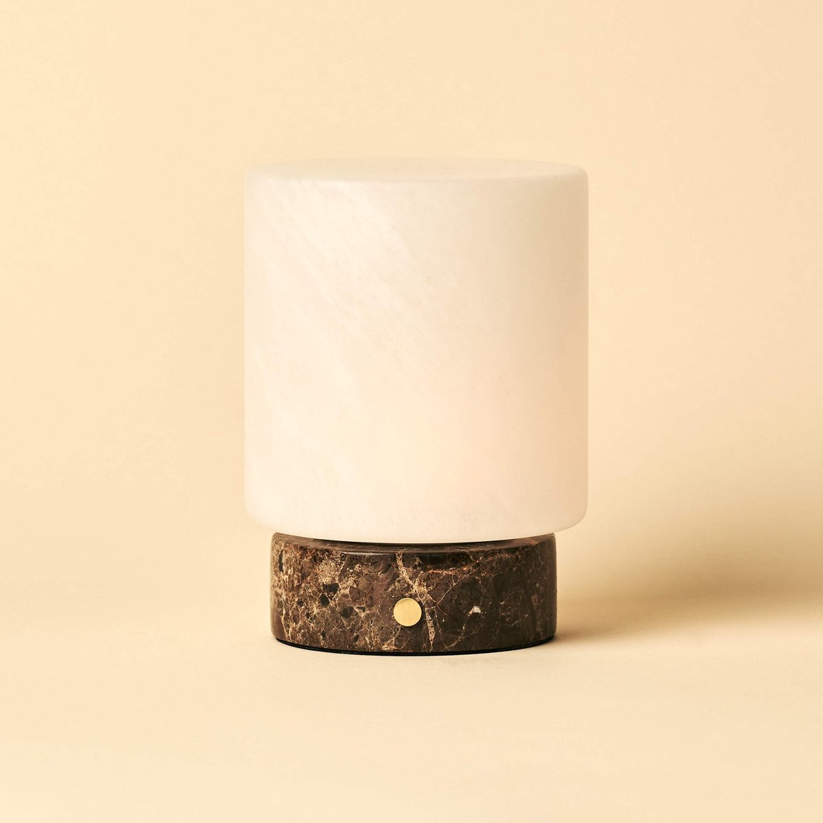 Glazen lamp beige achtergrond
