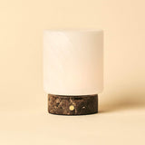 Glazen lamp beige achtergrond