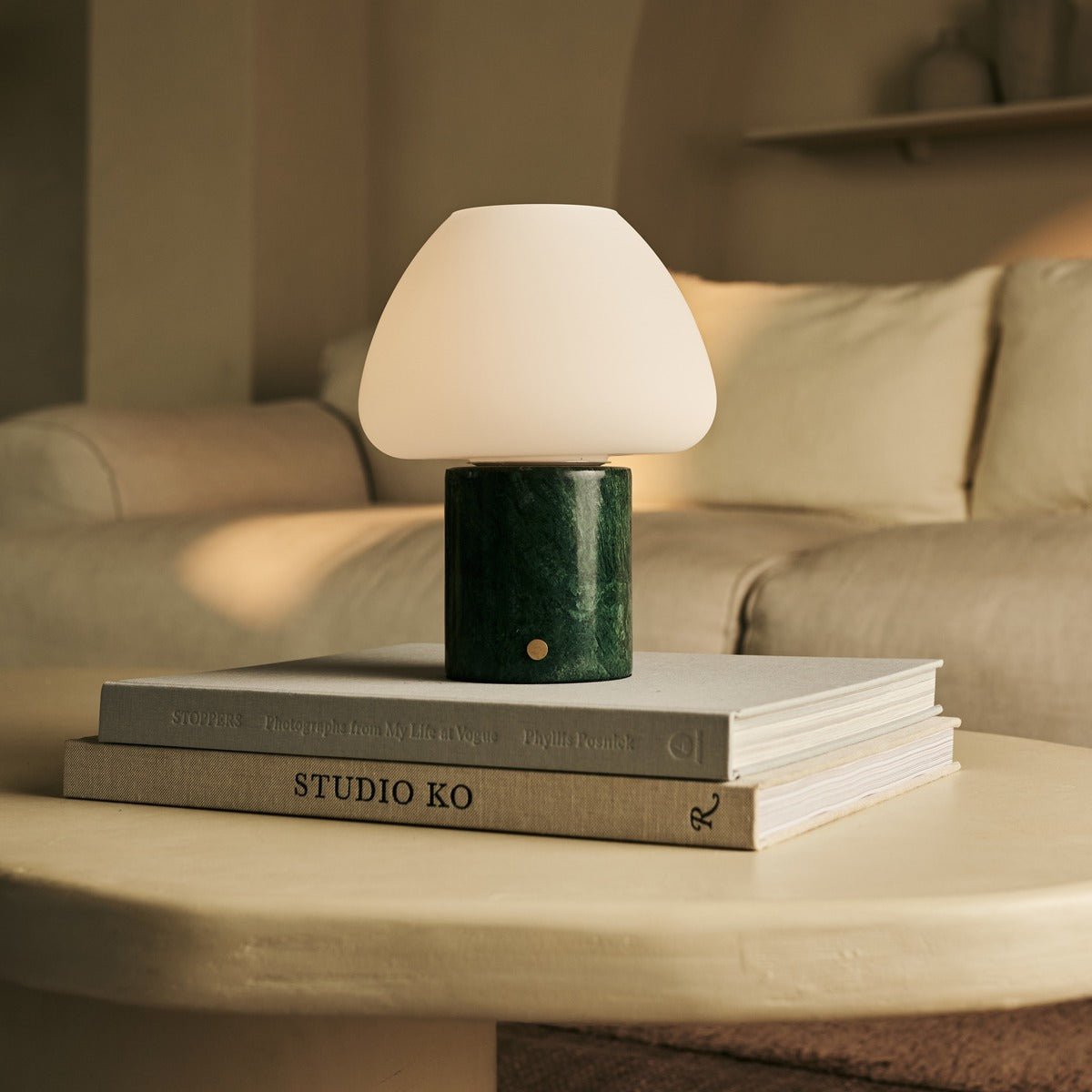 Lamp groen marmer op boeken