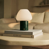 Lamp groen marmer op boeken