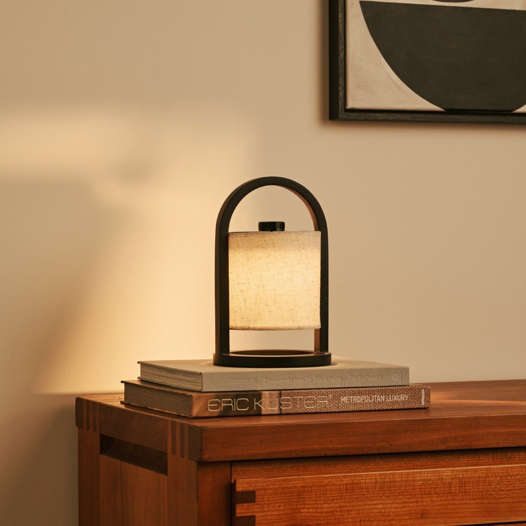 Lamp voor vensterbank op boeken